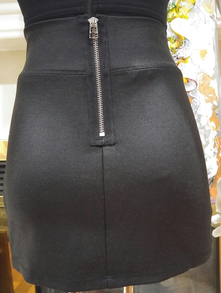 Hot lil Black mini skirt - Picture 2 of 4